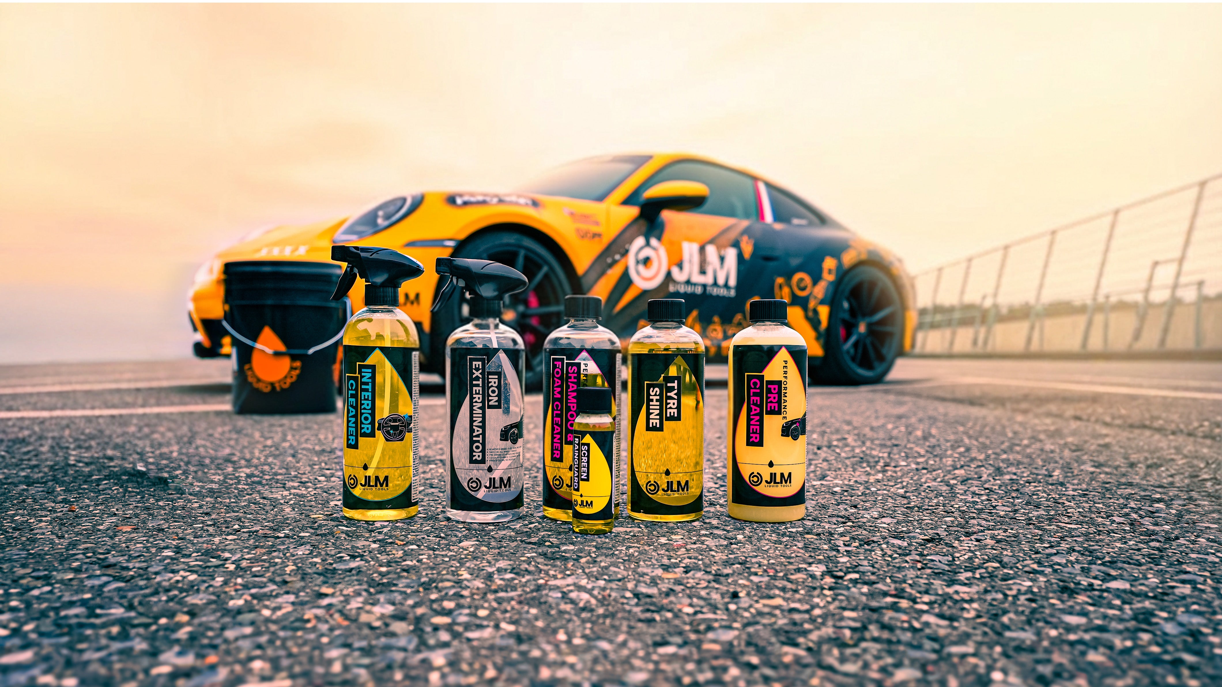 Die JLM Car Care-Produktreihe bietet professionelle Außen- und Innenreinigung.Inspiriert von den extremen Bedingungen des FIA ERC Rallyesports, sind diese Hochleistungsprodukte stark gegen Schmutz, schonend zu Fahrzeugoberflächen und umweltfreundlich.Von Schaumreinigern bis hin zu Eisenentfernern – alle Produkte basieren auf der langjährigen Erfahrung von JLM und sorgen dafür, dass jedes Fahrzeug auch unter harten Bedingungen optimal gereinigt bleibt.
